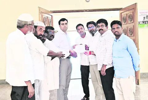 విప్‌ ధిక్కరిస్తే అనర్హత వేటు 