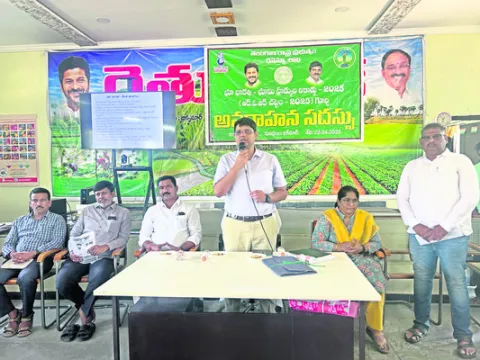 రైతులందరికి భూధార్‌ కార్డులిస్తాం