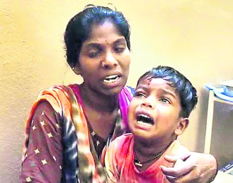 అంబేడ్కర్‌ విగ్రహానికి   అధ్యాపకుల వినతి
