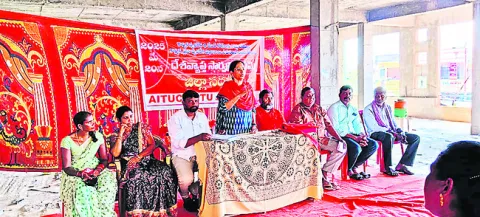 కార్మికులకు కనీస వేతనం రూ.26వేలు చెల్లించాలి