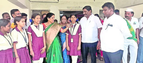 విద్యార్థులకు నాణ్యమైన భోజనం అందించాలి 