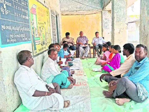 లబ్ధిదారులు ఇళ్లు నిర్మించుకోవాలి
