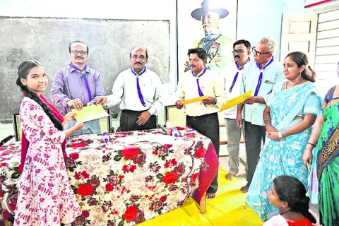 విద్యార్థి దశ నుంచే నాయకత్వ లక్షణాలు