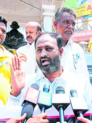 కక్ష పూరిత దాడులు చేస్తున్నారు
