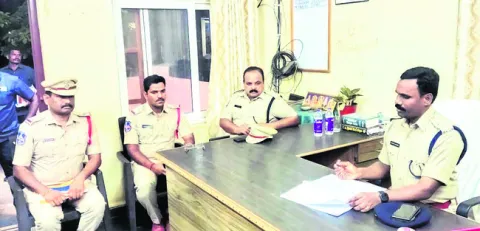 పోలీసులు ప్రజలతో మమేకం కావాలి 