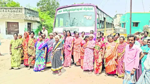కూలి చెల్లించాలని బస్సు అడ్డగింత 