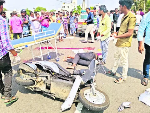 రోడ్డు ప్రమాదంలో ఇద్దరు విద్యార్థుల దుర్మరణం 