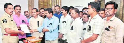 ‘సాక్షి’పై దాడిని ఖండిస్తున్నాం 