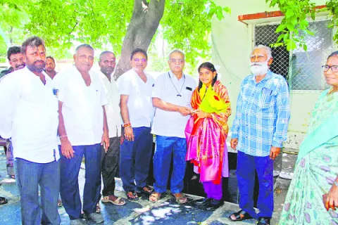ప్రభుత్వ పాఠశాలల్లో జిల్లా టాపర్‌గా భార్గవి 
