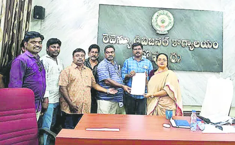 పత్రికా స్వేచ్ఛను కాపాడండి