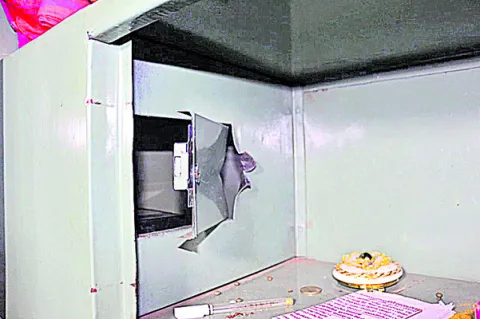 తాళం వేసిఉన్న ఇంట్లో చోరీ 