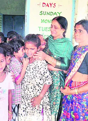 వెళ్లొద్దు టీచర్‌..
