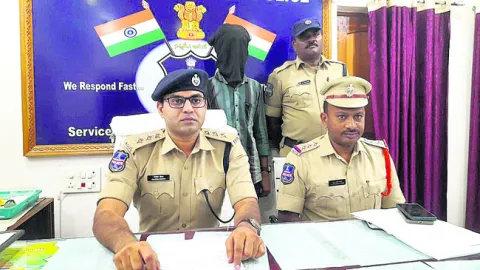 ఒకరికి బదులు మరొకరు పరీక్ష రాస్తూ..