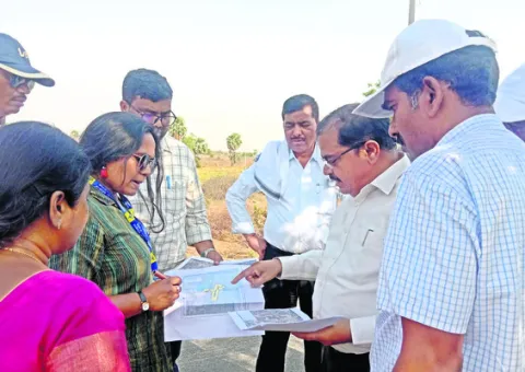 ఎయిర్‌పోర్టు ప్రతిపాదిత స్థలం పరిశీలన