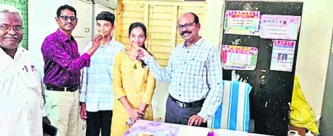 పుట్టుకలో.. మార్కుల్లో ట్విన్స్‌