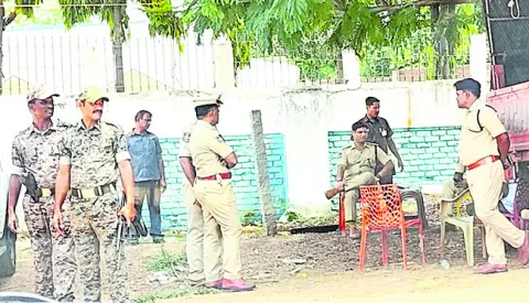 పోలీసు దిగ్బంధంలో జిన్నారం