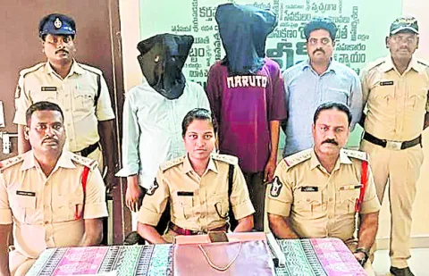 చైన్‌ స్నాచింగ్‌లకు పాల్పడిన ఇద్దరు అరెస్టు 