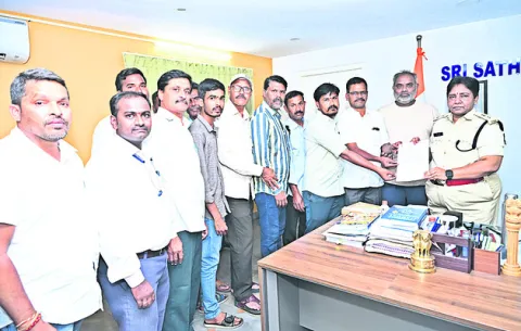 సాక్షి కార్యాలయంపై దాడి హేయం 