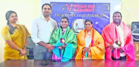 సివిల్స్‌ విజేతకు ఘన సత్కారం 