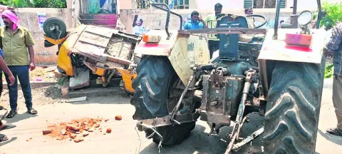 ఆటోను ఢీకొట్టిన ట్రాక్టర్‌