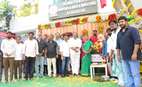 R Narayana Murthy Unveiled Statue Of Mukkuraju Master At TFTDDA Office