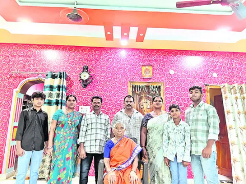 అందరూ ఒకే ఇంట్లో..
