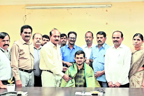 సివిల్స్‌ ర్యాంకర్‌ను సన్మానించిన జీఎం