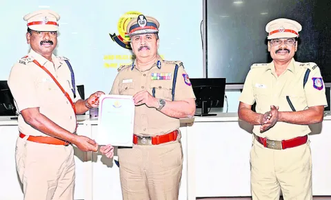 ప్రతిభ చూపిన ఎస్‌ఐలకు కమిషనర్‌ రివార్డు 