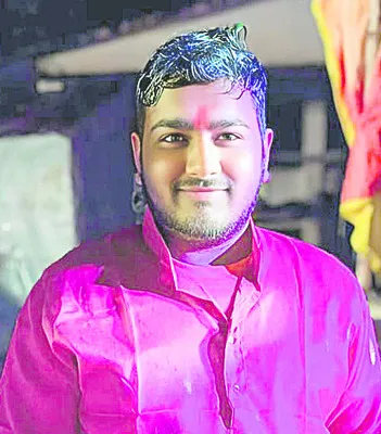 నిద్రిస్తున్న యువకుడి పైనుంచి.. 