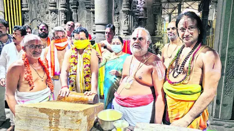 తొలి విడత చందనం అరగదీత ప్రారంభం 