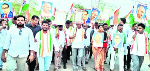 మహనీయుల అడుగుజాడల్లో నడవాలి 
