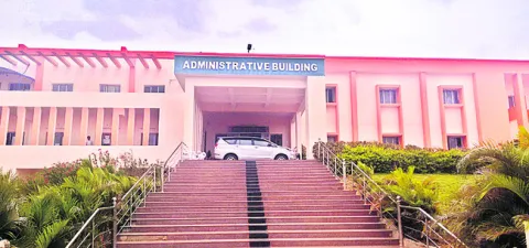 ఆర్‌యూలో నిత్యం సమస్యల ‘పరీక్ష’