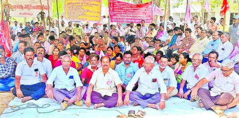 భవన నిర్మాణ కార్మికుల ధర్నా 