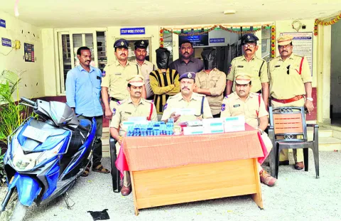 డ్రగ్స్‌ విక్రయిస్తున్న ముఠా అరెస్ట్‌