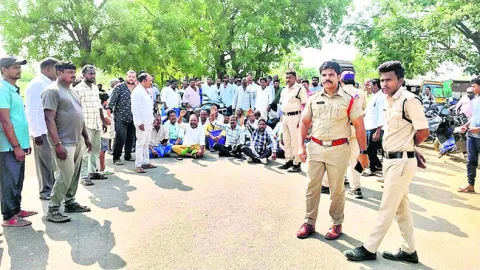 కొనుగోలు కేంద్రం కోసం రోడ్డెక్కిన రైతులు
