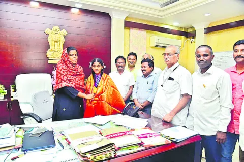 భార్గవిని అభినందించిన కలెక్టర్‌ 
