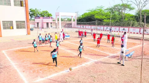క్రీడల్లోనూ విద్యార్థులు రాణించాలి 