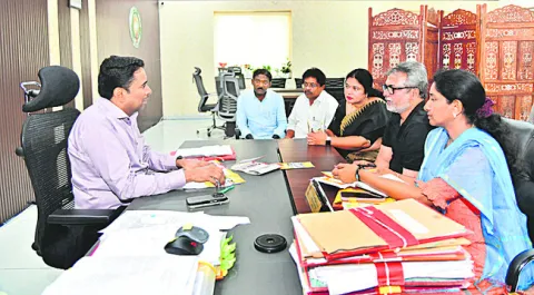  ఎన్టీఆర్‌ జిల్లా కలెక్టర్‌ లక్ష్మీశ 