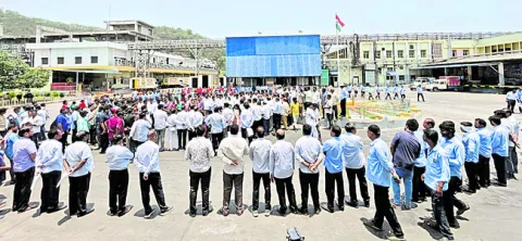 ఉగ్రదాడి బాధిత కుటుంబాలకు  విజయ డెయిరీ ఆర్థిక సాయం 