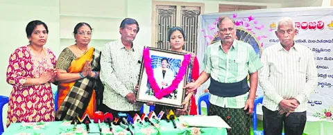 వైజాగ్‌ ఎన్‌ఆర్‌ఐ మెడికల్‌ కాలేజీపై చర్యలు తీసుకోవాలి 