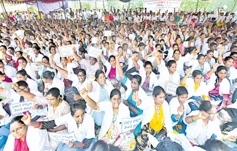 Community Health Officers hold dharna in Vijayawada