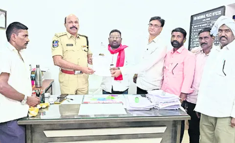 ట్రాఫిక్‌ సిగ్నల్స్‌ ఏర్పాటు చేయాలి