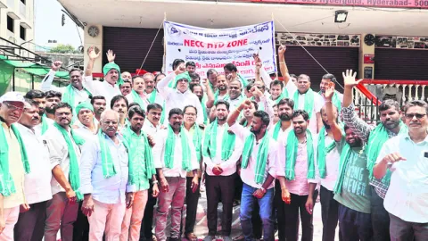 ముఖ్యమంత్రి చిత్రపటానికి పాలాభిషేకం 