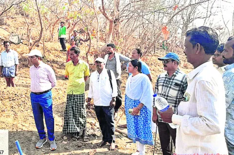 ప్రతీ కూలీకి ఉపాధి కల్పించాలి
