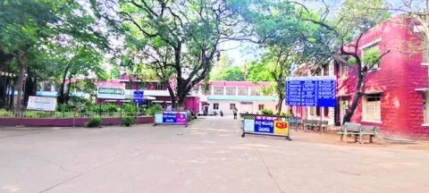 ప్రభుత్వ నర్సింగ్‌ కాలేజీలో దోపిడీ? 