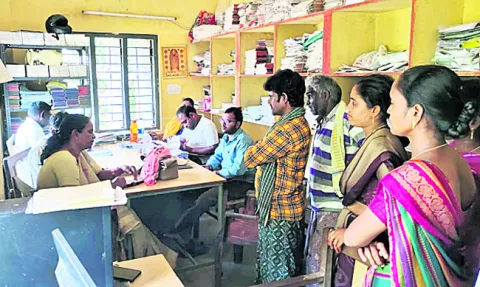 ఉపాధి కూలీలపై కక్ష సాధింపు 