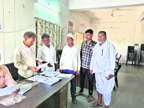 ఉపాధిహామీ మేట్‌పై చర్యలు తీసుకోవాలి
