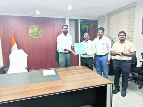 కలెక్టర్‌ను కలిసిన  మణుగూరు సింగరేణి అధికారులు 