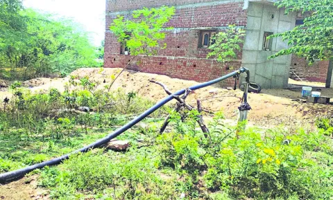 పబ్లిక్‌ బోరు బావి కబ్జా 