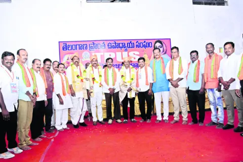 ఎమ్మెల్సీలకు సన్మానం
